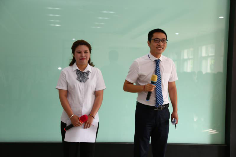 銷售部劉主管(左)推廣部黃助理(右)主持會(huì)議 銷售部劉主管(左)推廣部黃助理(右)主持會(huì)議