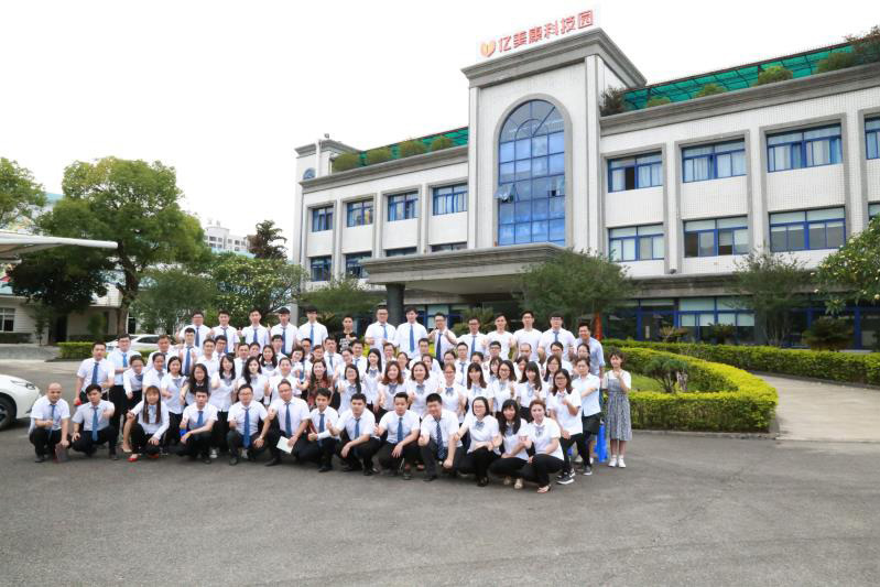 中聯(lián)邦全體人員在企業(yè)門(mén)口集體合照 中聯(lián)邦全體人員在企業(yè)門(mén)口集體合照