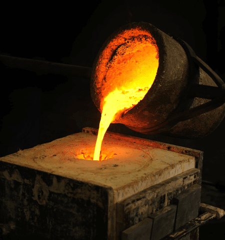 金屬從鋼包倒入脫模劑里 金屬從鋼包倒入脫模劑里